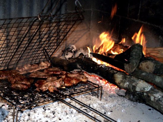 Meso ispod peke na otvorenoj vatri